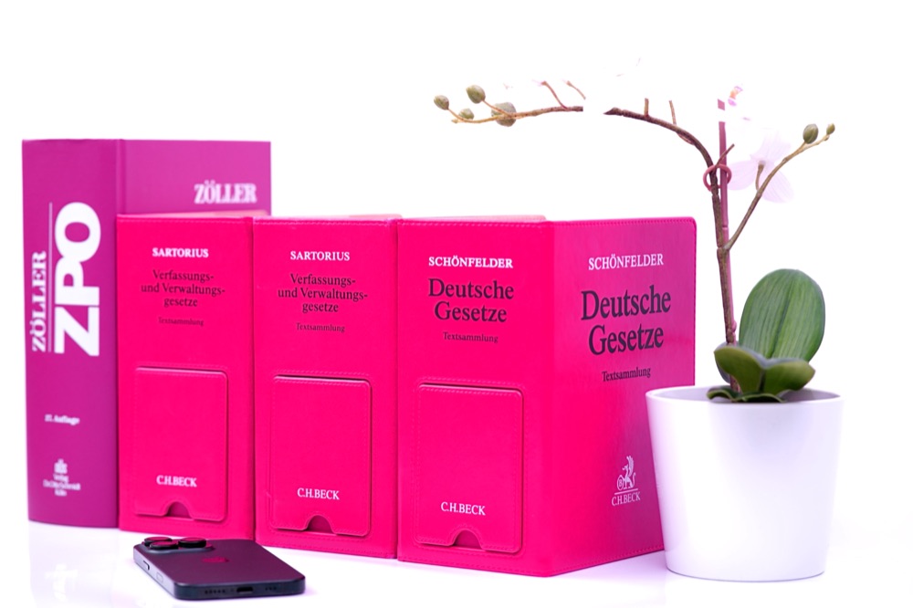 Gesetzessammlungen neben einer Orchidee